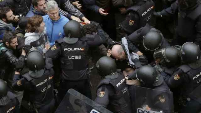 Cargas policiales durante la consulta del 1-O en Barcelona