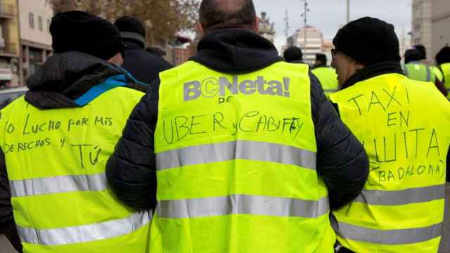 Los taxistas con chalecos amarillos durante una manifestación / EFE