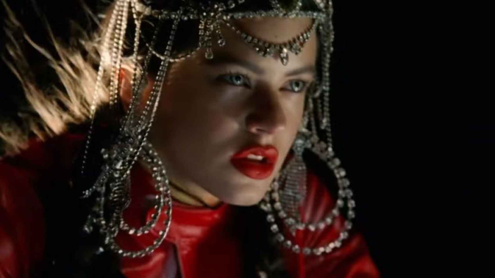 Rosalía en su nuevo videoclip 'De aquí no sales' / COLUMBIA