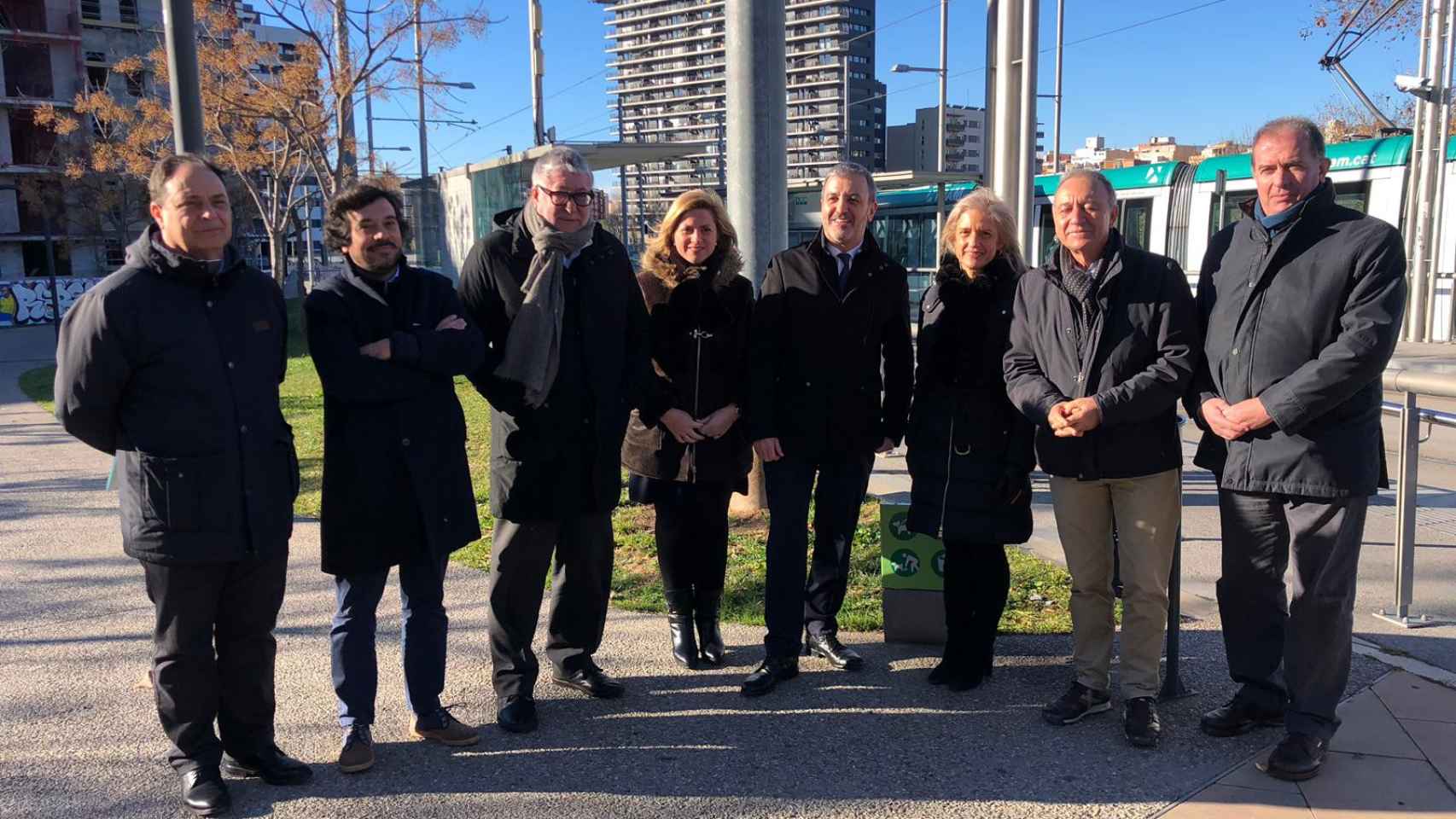 El PSC (en la imagen Jaume Collboni con algunos alcaldes metropolitanos) avalará la conexión del tranvía por la Diagonal / PSC