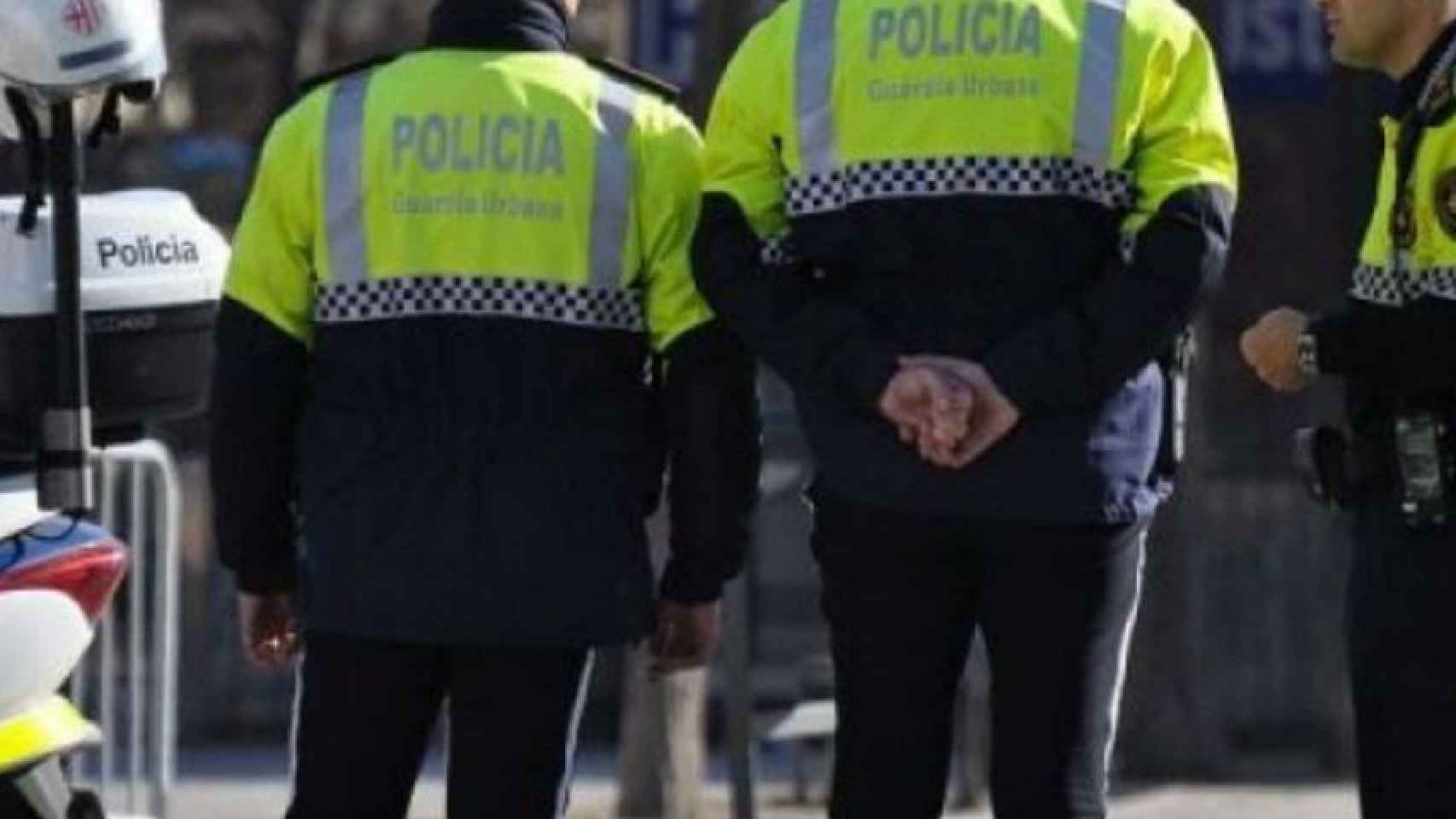 Agentes de la Guàrdia Urbana patrullando por Barcelona