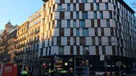 Edificio de paseo de Gràcia donde se ha desprendido una parte de la fachada / PABLO ALEGRE