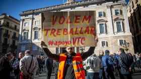 Trabajadores de las VTC se manifiestan en plaza Sant Jaume / EUROPA PRESS