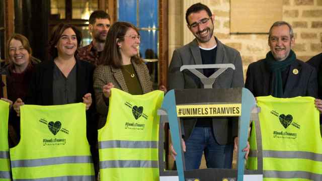 Representantes del Ayuntamiento y de los colectivos favorables al tranvía / AGENCIAS