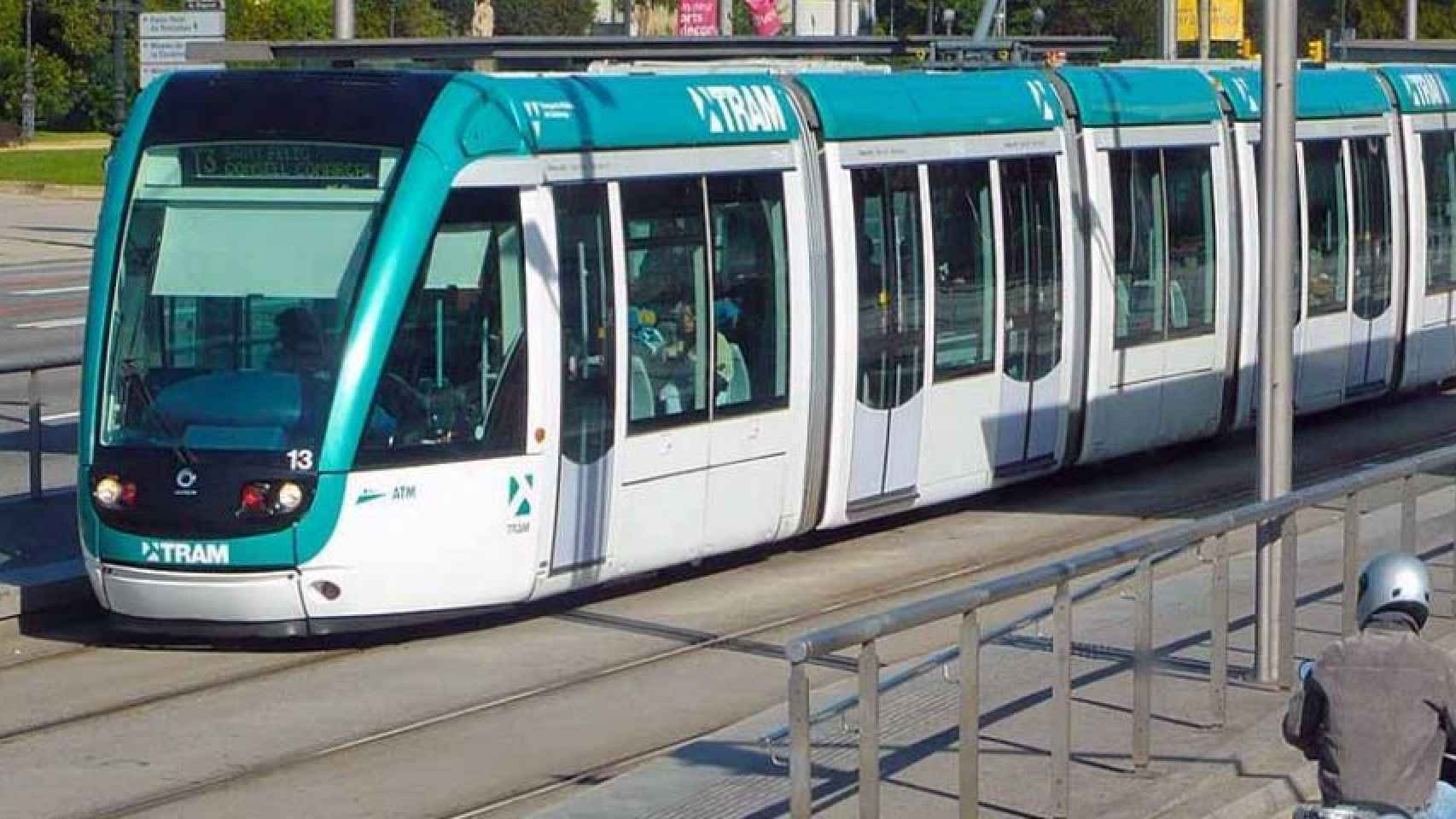 El tranvía de Barcelona (tram) en la avenida Diagonal