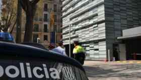 Agentes de la policía catalana pillaron al autor del robo con dos mochilas llenas de ropa  / MOSSOS D'ESQUADRA