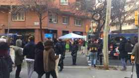 Vecinos de Sant Andreu frente a la parada de Vox / TWITTER