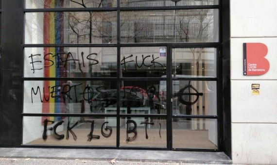Pintadas homófobas en el centro LGTBI de Barcelona cuando se inauguró/ TWITTER