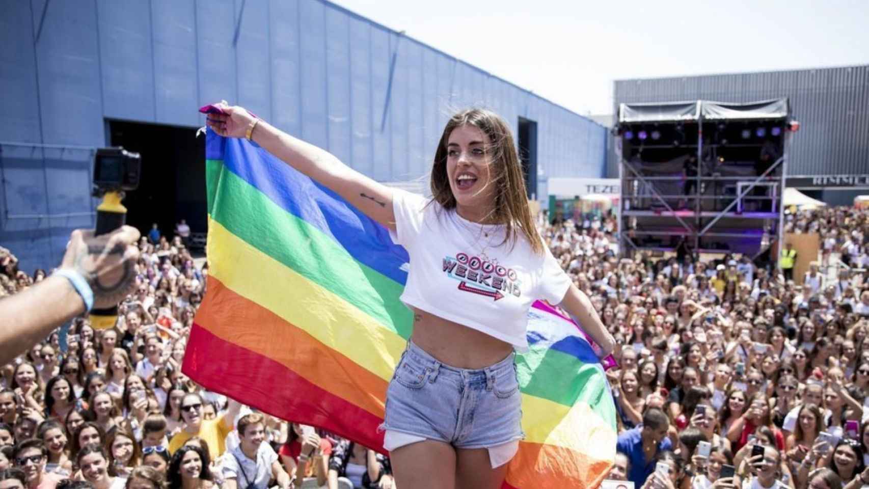 La influencer Dulceida llevando la bandera LGBTI en el 'Dulceweekend' / BEKIA