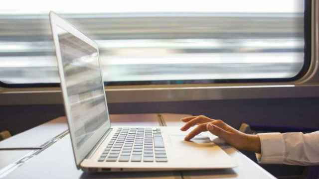 Una imagen de una usuaria disfrutando de conexión 'wifi' en el tren