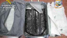 Los detenidos escondían la droga en un doble fondo en sus maletas / GUARDIA CIVIL