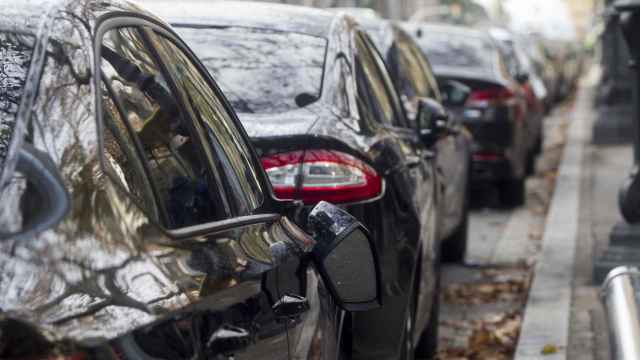 Los vehículos de VTC siguen estacionados en la Diagonal en protesta por el decreto de la Generalitat