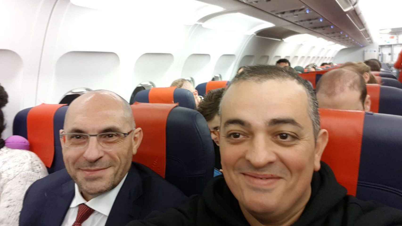 Tito Álvarez viaja en avión a Bruselas junto al abogado Elpidio Silvia / TWITTER