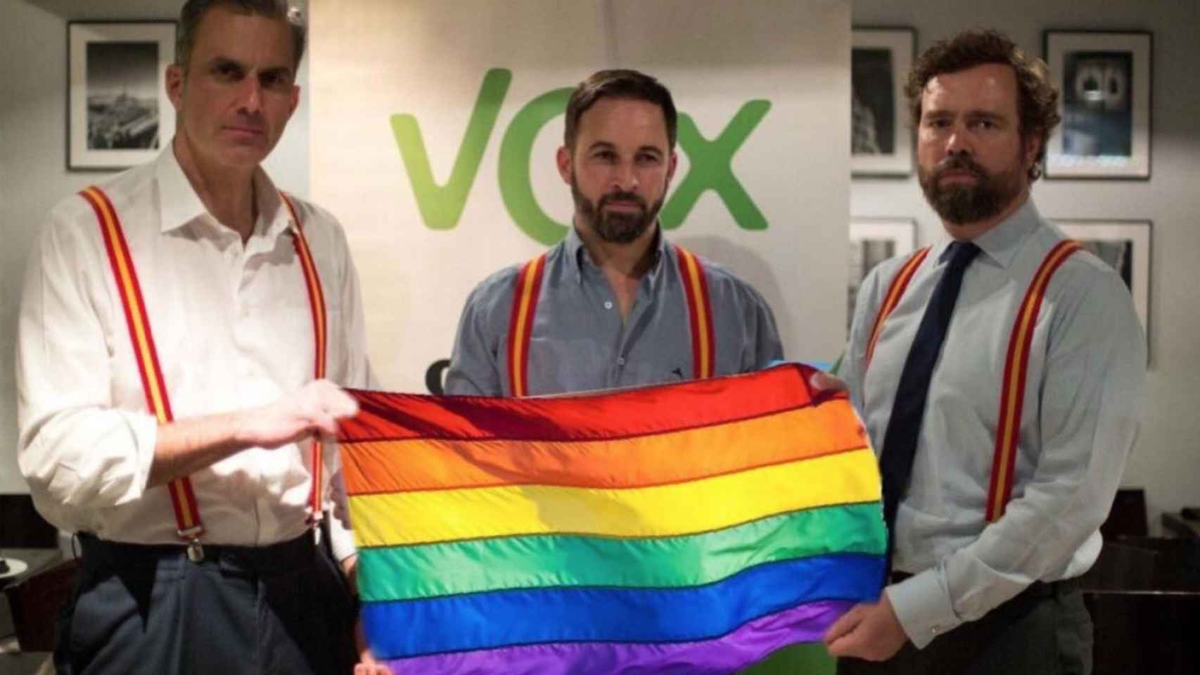 Santiago Abascal y otros representantes de Vox sujetando la bandera LGBTI / SHANGAY