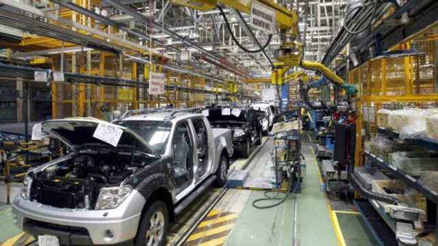 La planta de Nissan en la Zona Franca ha bajado su nivel de producción / EFE