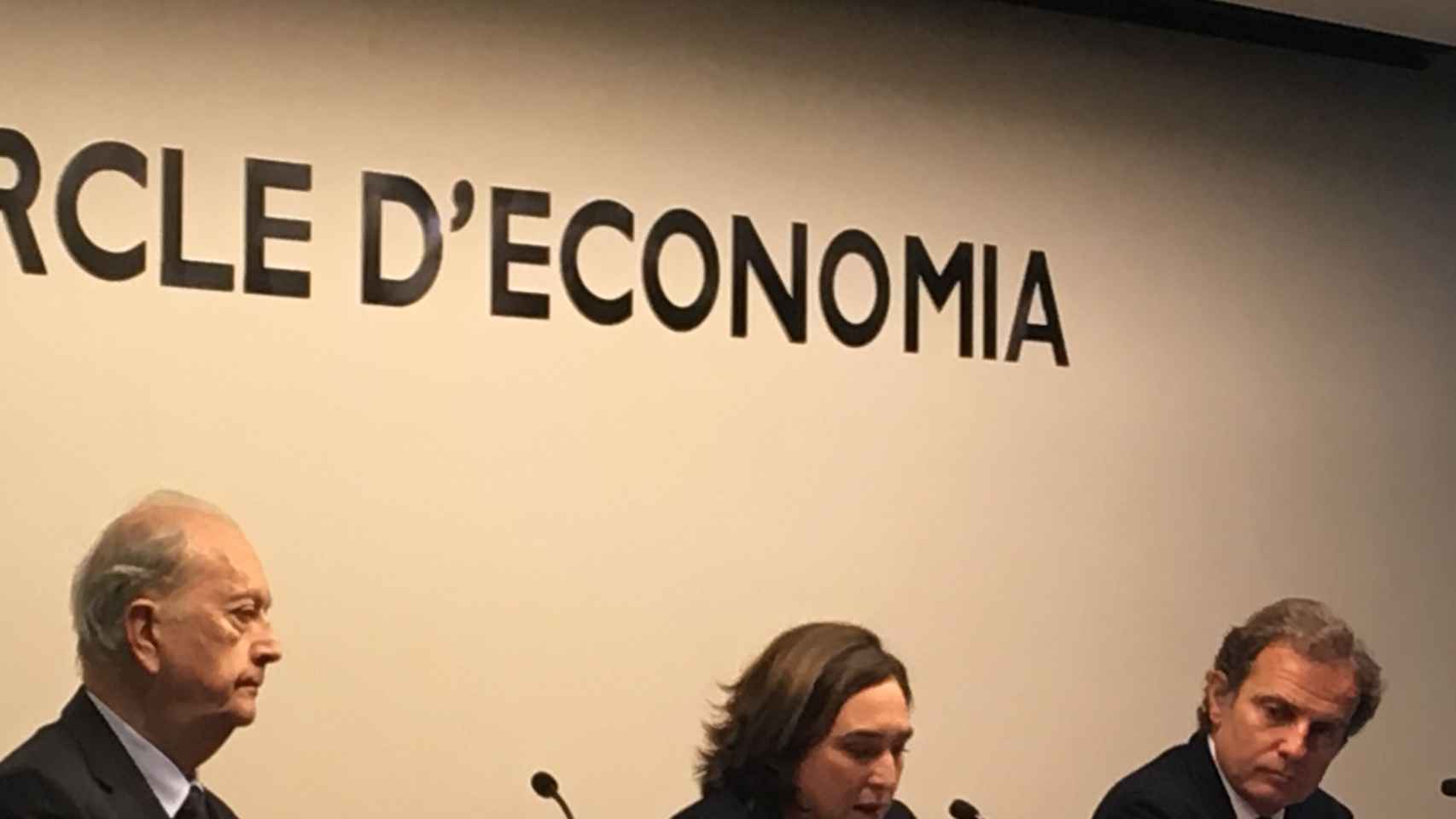 Ada Colau en el Cercle d'Economía junto a Juan José Brugera y Pau Guardans / LLUIS REGÀS