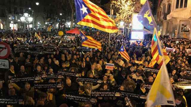 Concentración entre las calles Provença y Paseo de Gràcia por los políticos presos / EUROPA PRESS