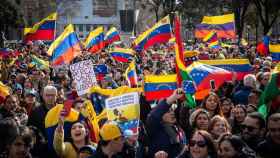 Manifestantes venezolanos concentrados en Barcelona a favor de Guaidó / EUROPA PRESS