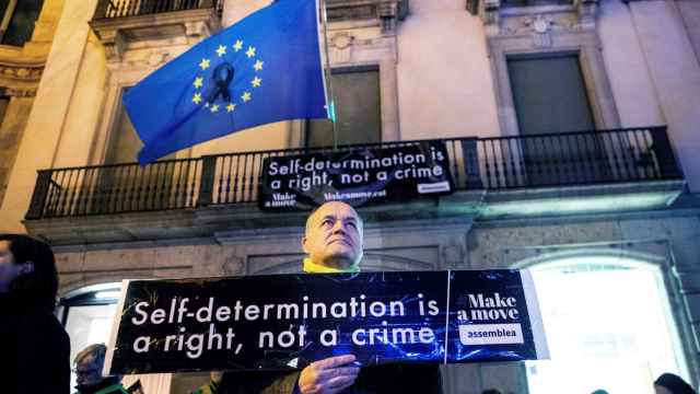Los activistas han abandonado la sede de la Comisión Europea esta mañana / EFE Enric Fontcuberta