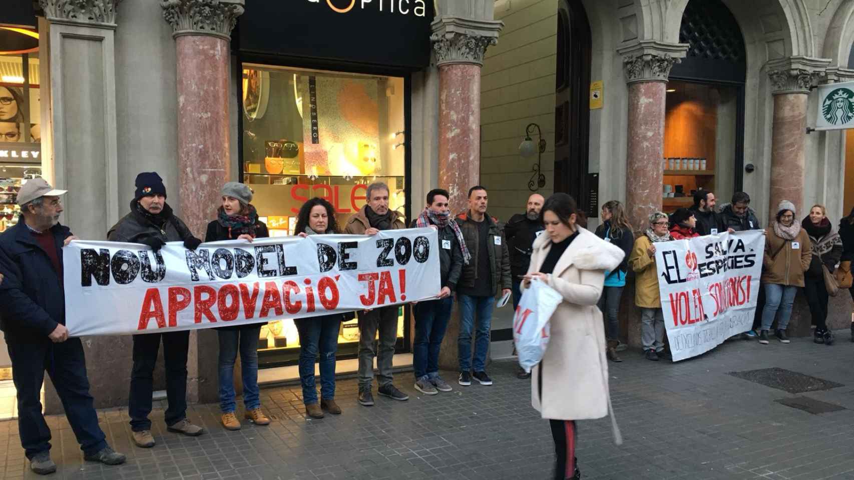 Trabajadores del Zoo durante una protesta frente al Col·legi de Periodistes en Barcelona.