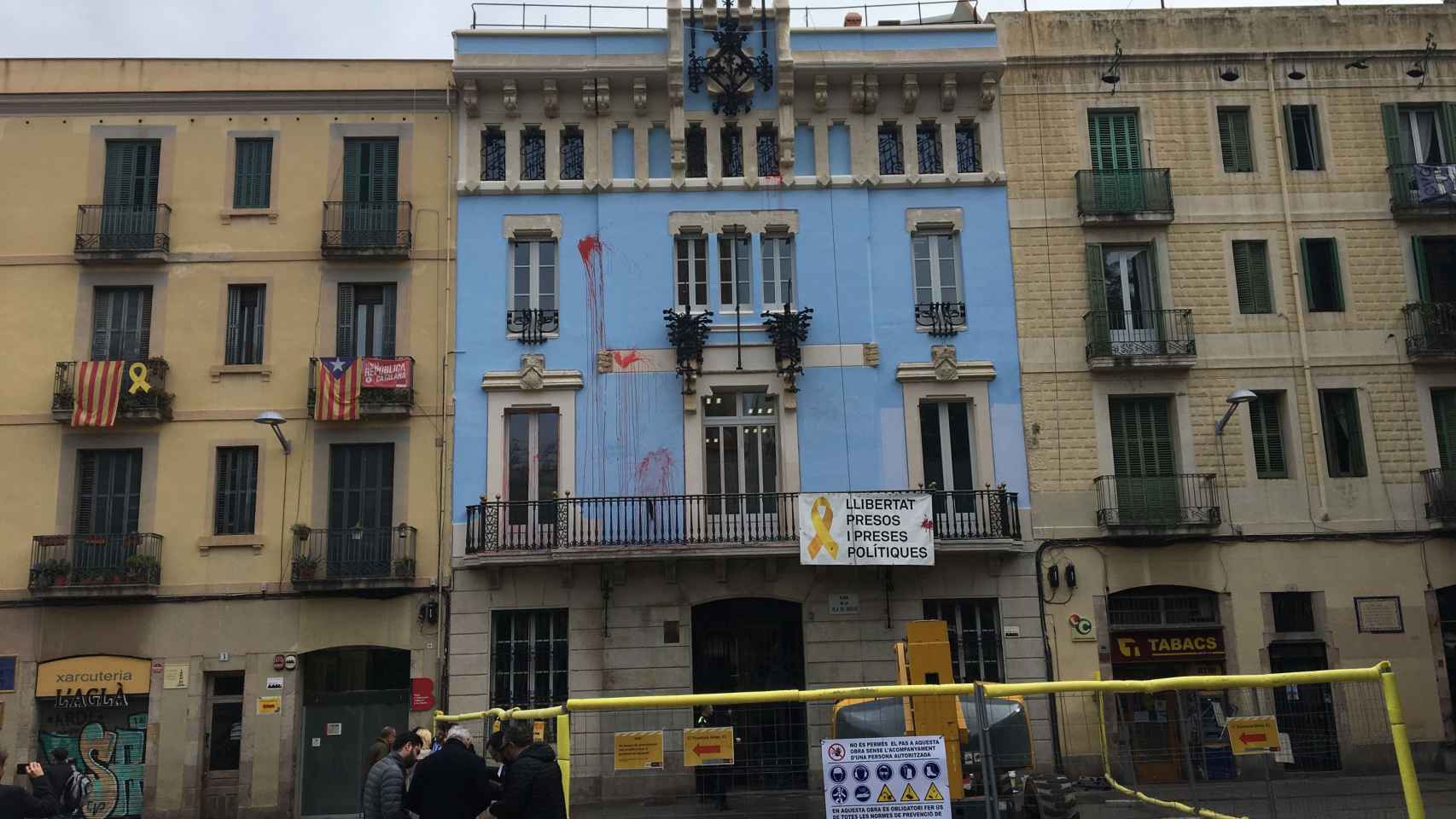 Los manifestantes han lanzado pintura contra la fachada de la sede del distrito de Gràcia / PABLO ALEGRE