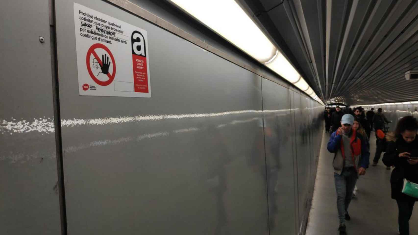 El amianto llega hasta los pasillos del Metro / @CGTmetroBCN