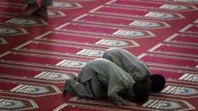 Imagen de dos niños rezando en la mezquita / EFE