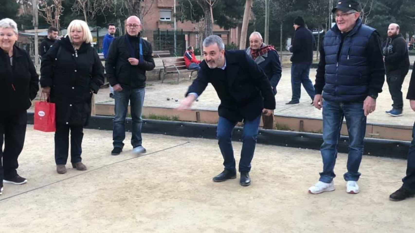 El certero golpe de Jaume Collboni jugando a la petanca en La Prosperitat / PSC