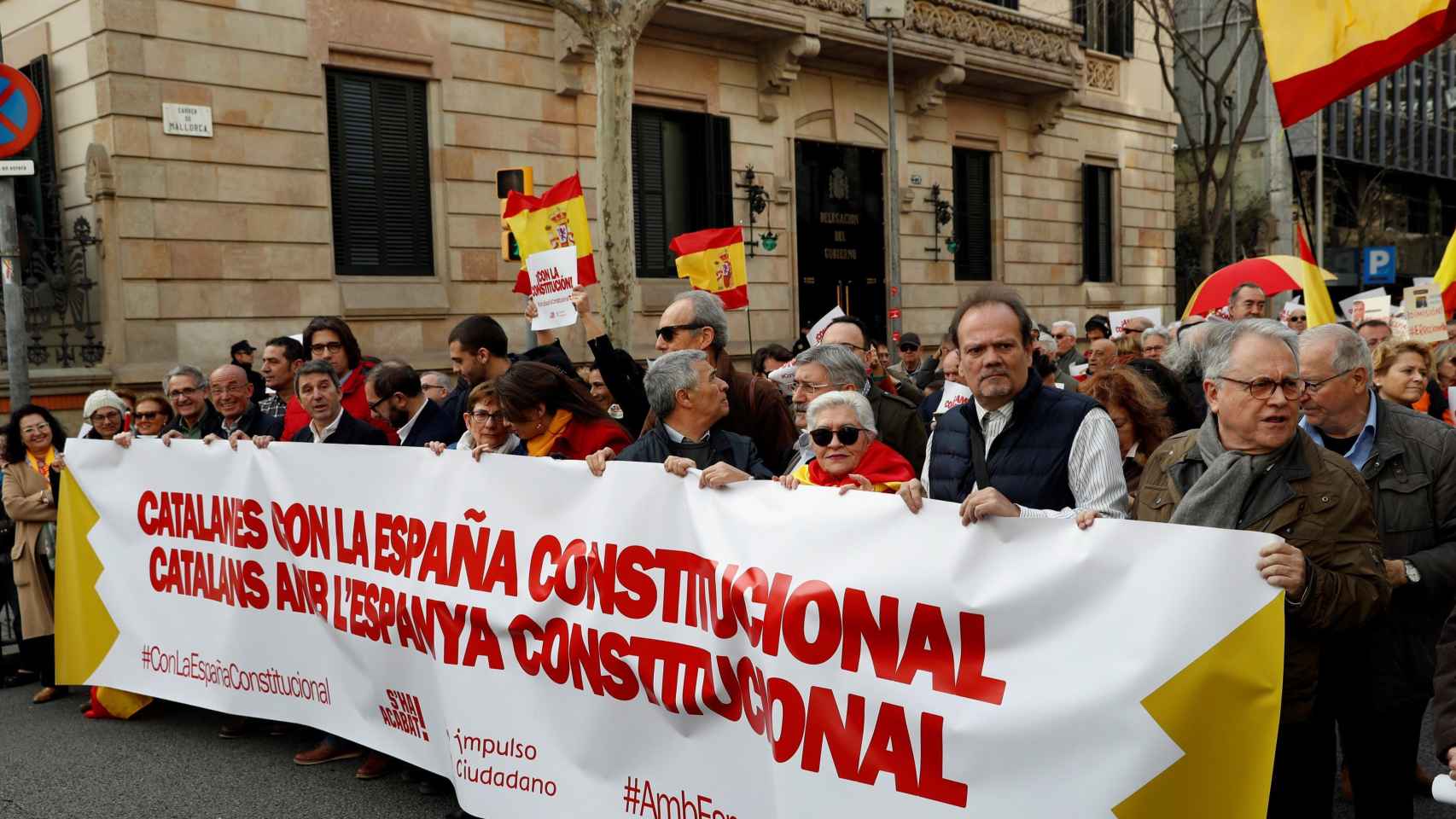 Varias decenas de catalanes se han concentrado este domingo en Barcelona en apoyo a la Constitución española / EFE Toni Albir