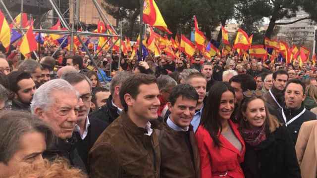 Manuel Valls, entre Rivera y Villacís, en la manifestación de Madrid / @manuelvalls