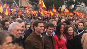 Manuel Valls, entre Rivera y Villacís, en la manifestación de Madrid / @manuelvalls