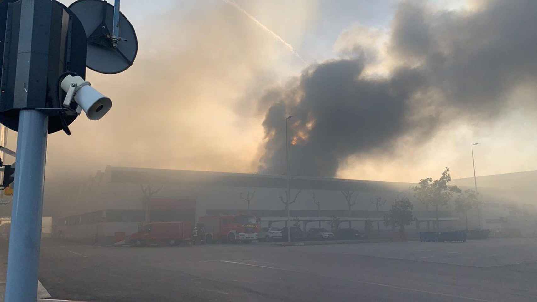 Un incendio quema el museo de Seat de la Zona Franca / TWITTER @ELLIOTTHIDALGO1