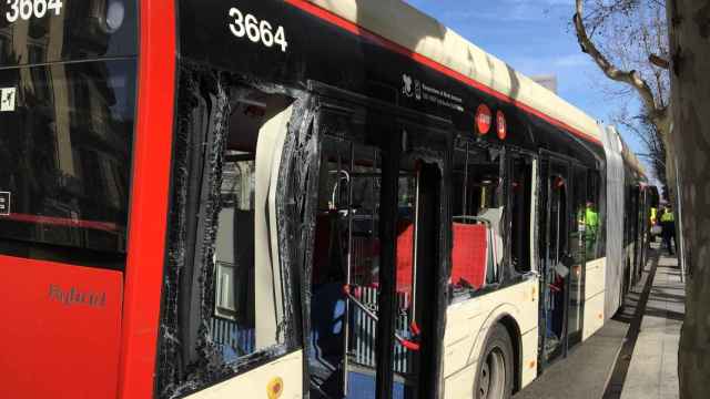 Uno de los autobuses afectados por otro choque en la calle Diagonal / PABLO ALEGRE (Archivo)