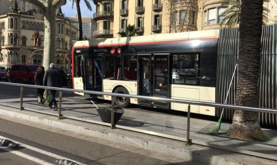 Un accidente entre dos buses en la Diagonal se ha saldado con al menos 10 heridos / PABLO ALEGRE
