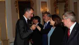El Rey Felipe VI, que ostentó el título de Príncipe de Asturias, con la alcaldesa de Barcelona, Ada Colau / CASA REAL