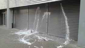 La sede central del PSC,  en la calle de Pallars, ha sido atacada con botes de pintura blanca / PSC