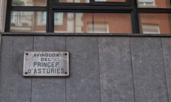 La placa con el nombre de la avenida del Príncep d'Astúries / HUGO FERNÁNDEZ