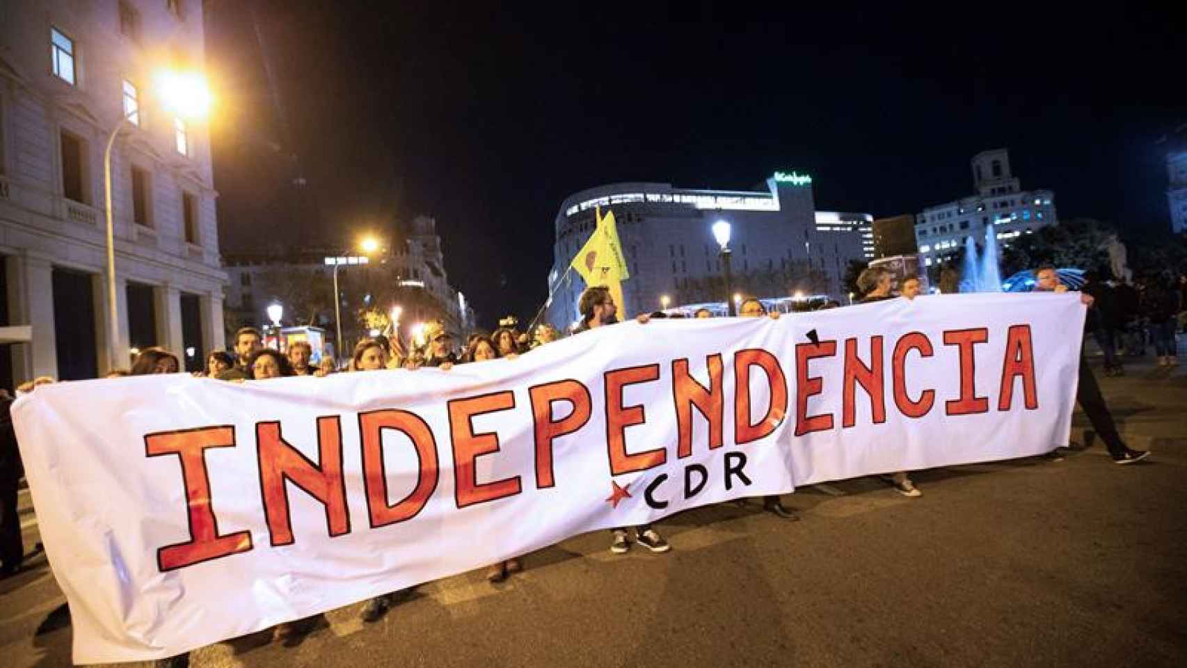 Un grupo de CDR durante la manifestación independentista en Barcelona, que acabó con una pelea / EFE ENRIC FONTCUBERTA
