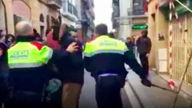 Un momento durante las protestas frente a Ca la Trava / Twitter