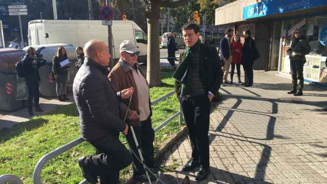 Manuel Valls saluda a dos ancianos que aplauden su candidatura a la alcaldía de Barcelona / P. A.