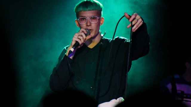 Gus Dapperton en un concierto / GET SOME MAGAZINE