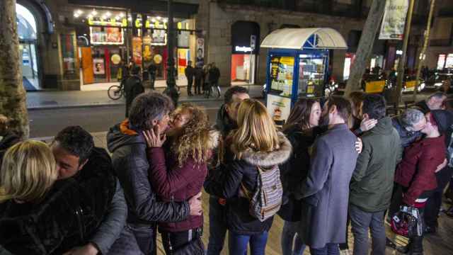 Parejas besándose en Las Ramblas / HUGO FERNÁNDEZ