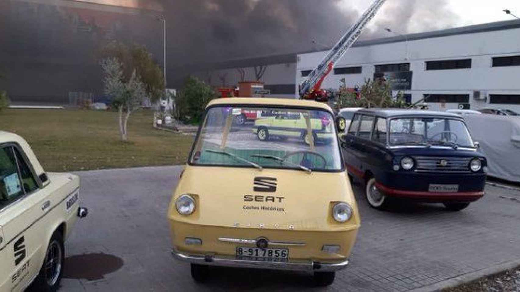 Algunos de los coches salvados del incendio en el museo de Seat / @AebruguersNgel