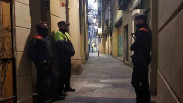 Los Mossos y la Guàrdia Urbana dispuestos a entrar en un piso / MOSSOS VIA TWITTER