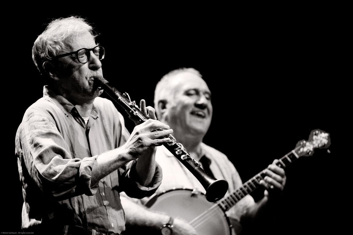 Woody Allen tocando el clarinete con su banda de jazz