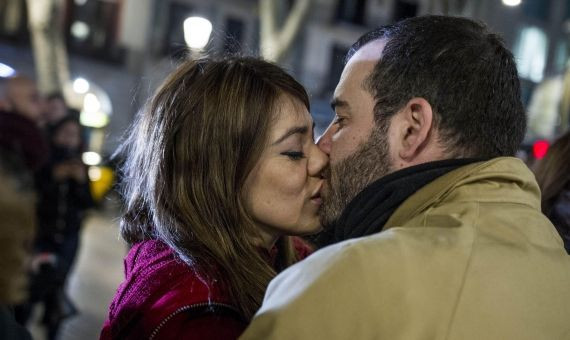 Una pareja besándose / HUGO FERNÁNDEZ