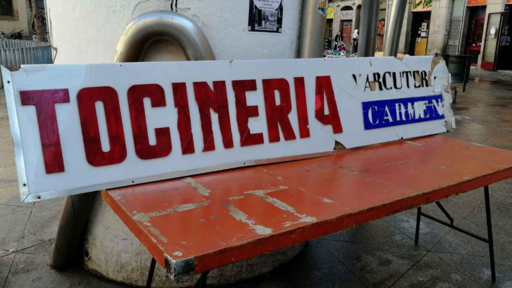 El cartel de la tocinería y charcutería Carmen, que ha cerrado en el Gòtic por el aumento del alquiler / BETEVÉ