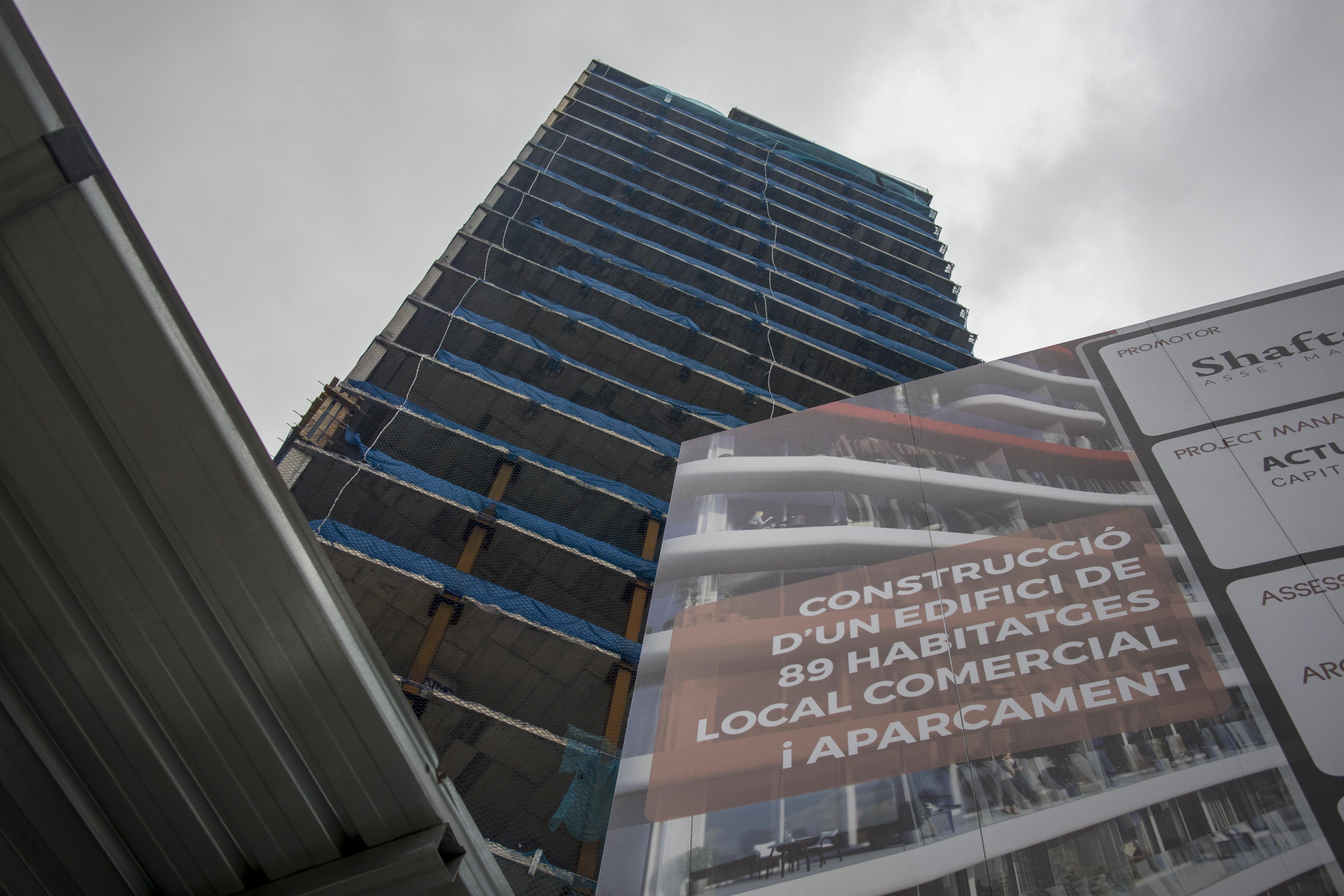 Edificio en construcción de vivienda social delante del Fórum de Barcelona / HUGO FERNÁNDEZ