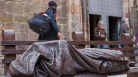 La estatua 'Jesús homeless' expuesta delante de la iglesia de Santa Anna / EFE