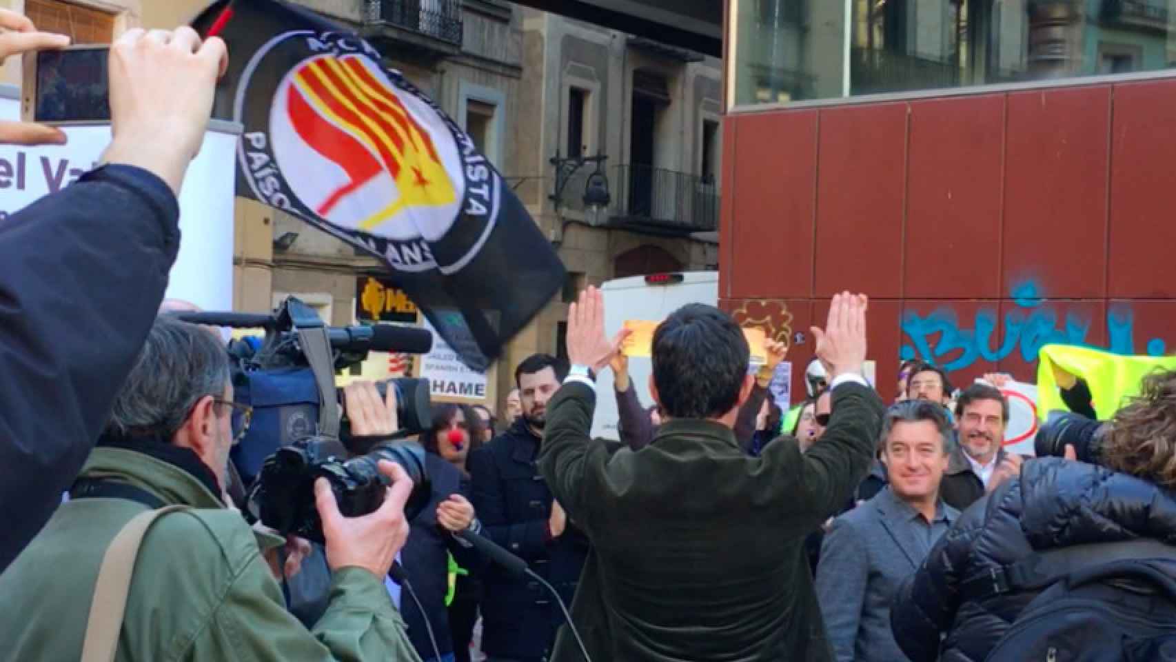 Manuel Valls saluda a los manifestantes que le increparon en el Raval
